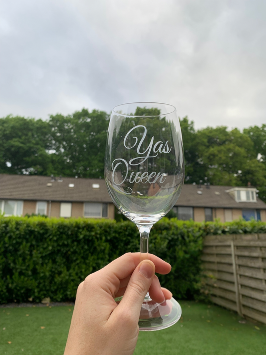 Geëtst wijnglas met tekst
